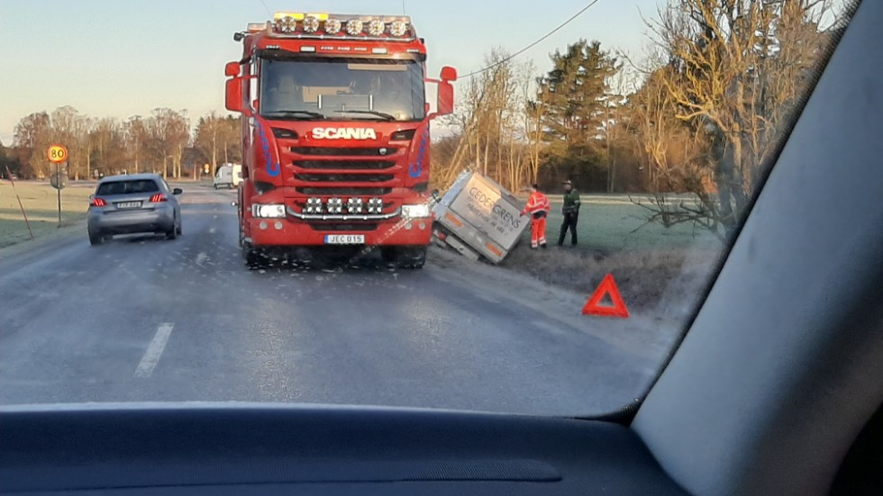 En bil hamnade i diket under torsdagsmorgonen. 
