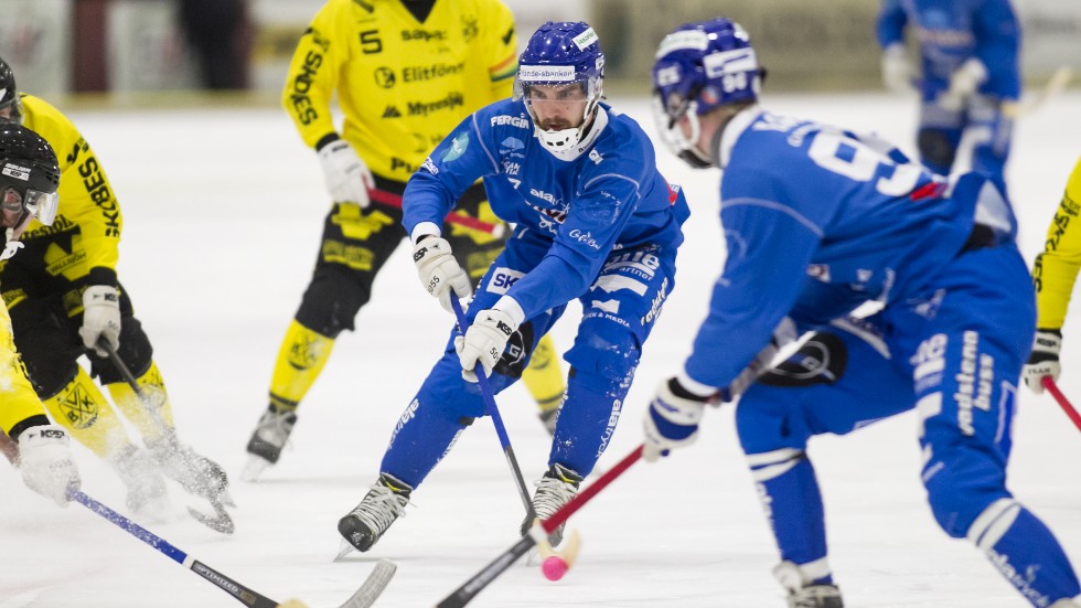 Kasperi Hirvonen på väg att försöka bryta igenom Vetlandas försvar. Hirvonen gjorde också IFK:s reducering till 2-4.