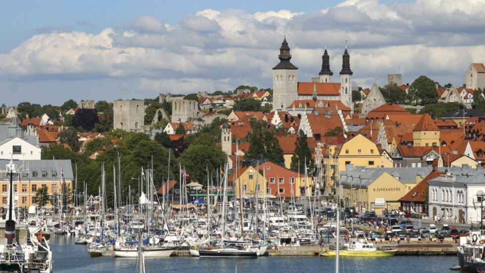 Från hamnen i Visby ser man många av stadens historiska byggnadsverk samtidigt.