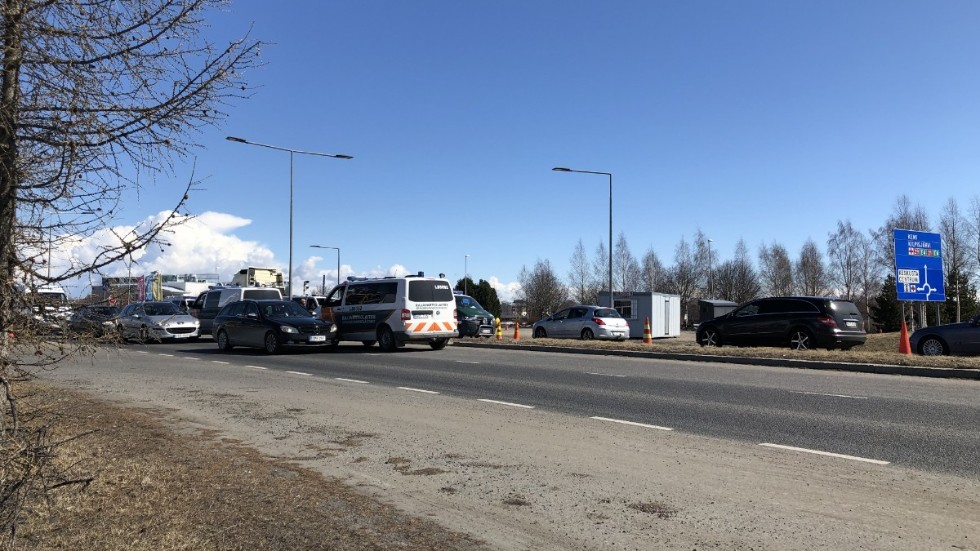 Vår reporter Henny Bucht befann sig på gränsen mellan Haparanda coh Torneå, där både finnar och svenskar släpps igenom efter individuell prövning av gränsbevakningen.