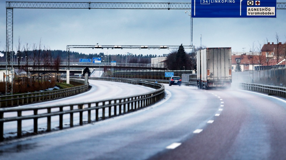 Längs med riksväg 50 i Motala ska en lastbil fått stenar kastade mot sig från en bro. Bilden är tagen vid annat tillfälle.
