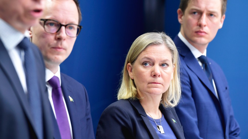Finansmarknadsminister Per Bolund (MP), Mats Persson ekonomisk-politisk talesperson Liberalerna, finansminister Magdalena Andersson, och Emil Källström ekonomisk-politisk talesperson Centerpartiet när det förra krispaketet presenterades i måndags. Arkivbild.