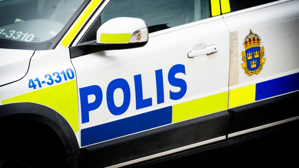 När den nu dömde mannen skulle följa med till polisstationen gjorde han motstånd och fick bäras till polisbilen.