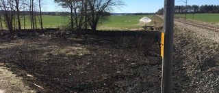 Gräsbrand intill järnvägen: "Jättetorrt i marken"