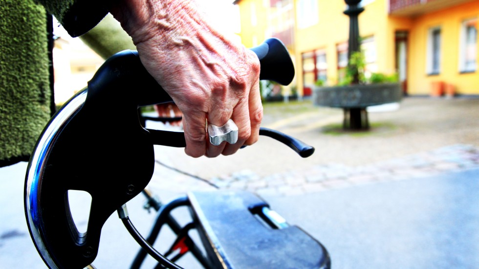 En gotländsk medborgare vill att regionen tillsätter en särskild ombudsman för att ta till vara på de äldres intressen efter placering på äldreboende.