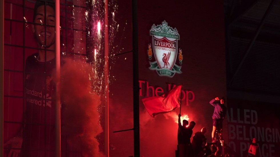 Liverpoolsupportrar utanför Anfield firar klubbens ligaguld under natten mot fredag.