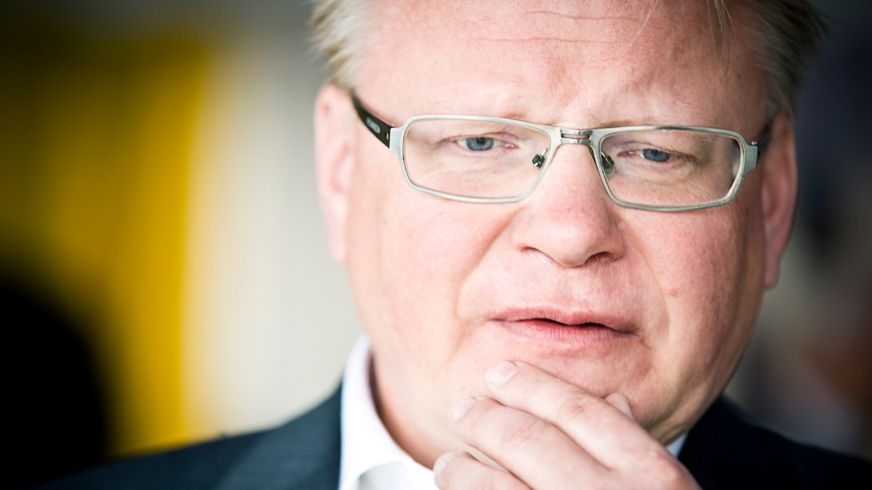 "Bullret minskar ju inte för att man får bygga närmare källan till bullret", säger Peter Hultqvist (S) apropå Lars Thomssons motion.