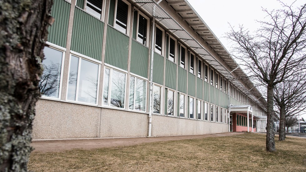 Barn- och utbildningsnämnden får kritik, efter att skolledningen vid Västerviks gymnasium hotat att inte betala ut elevers stipendium. 