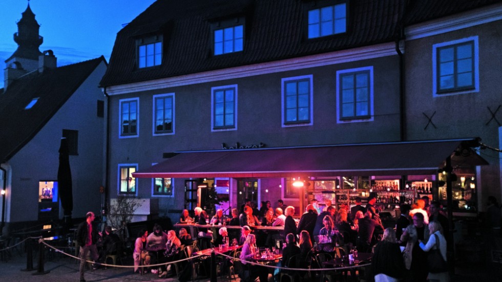 Att kontrollera att det inte är för trångt på öns restauranger och barer kan bli en dyr historia för regionen. (Bilden är tagen innan nuvarande regler började gälla.)