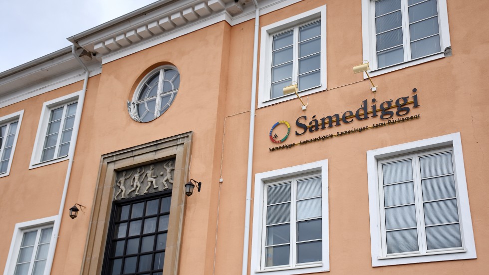 Flera ledamöter i Sametingets valnämnd och två av Sametingets partier kräver att Per Mikael Utsi, ordförande i valnämnden, ska avgå. 