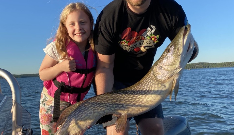 Åttaårige Ella Strand med sin 10 130 g och 116 cm långa gädda.