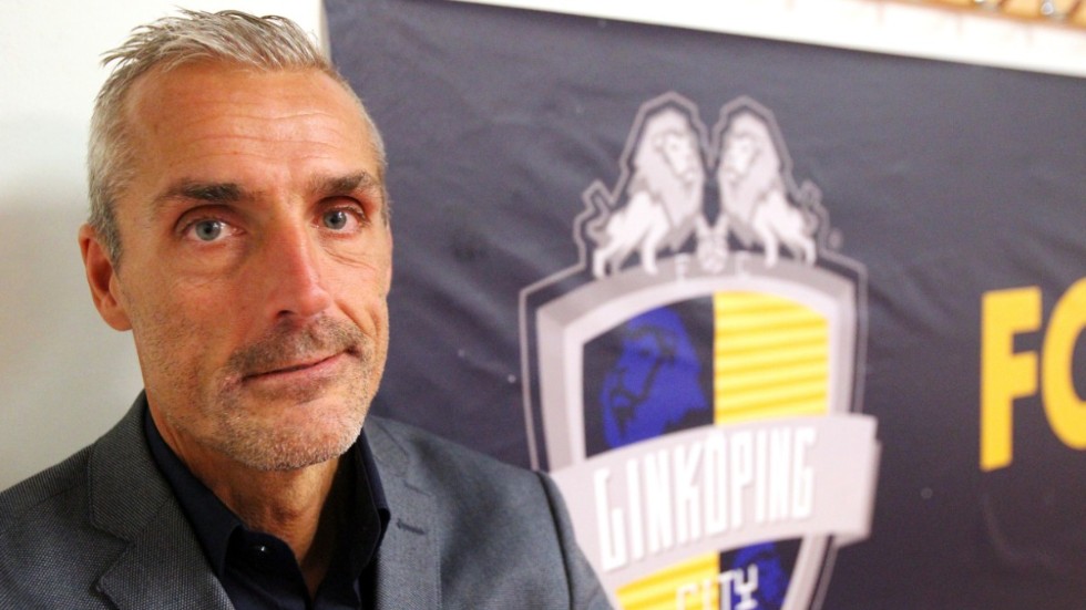 Mikael Larsson har ett nytt uppdrag som vd i superettanklubben AFC Eskilstuna. Samtidigt är han kvar som marknadschef i Linköping City. En dubblering som är möjllig på grund av coronakrisen.