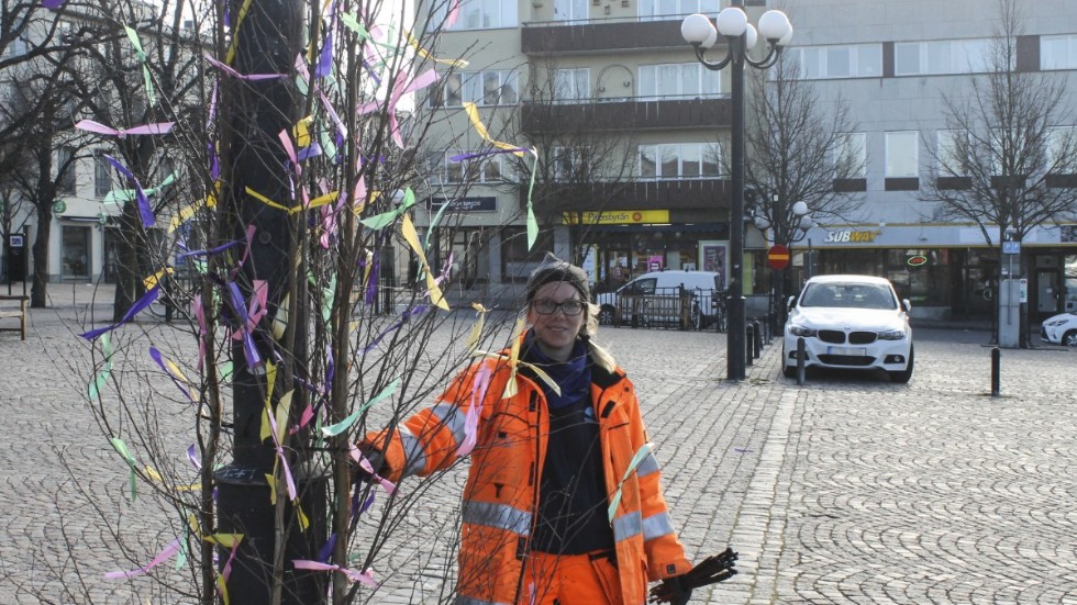 Hanna Asklund påskpyntade tillsammans med kollegan Ann-Marie Bäckström på Stora Torget och andra platser i Motala.