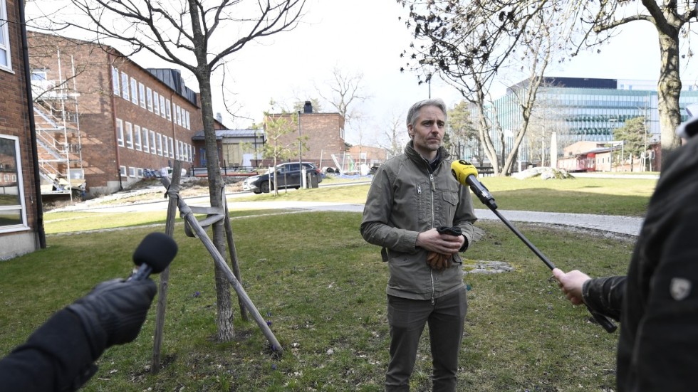 Biträdande statsepidemiolog Anders Wallensten vid Folkhälsomyndigheten intervjuas efter en tidigare pressträff.