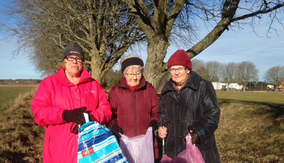 Christina Törngren, Inger Svensson och Anna-Lisa Carlsson, i full gång med att plocka skräp under morgonpromenaden.