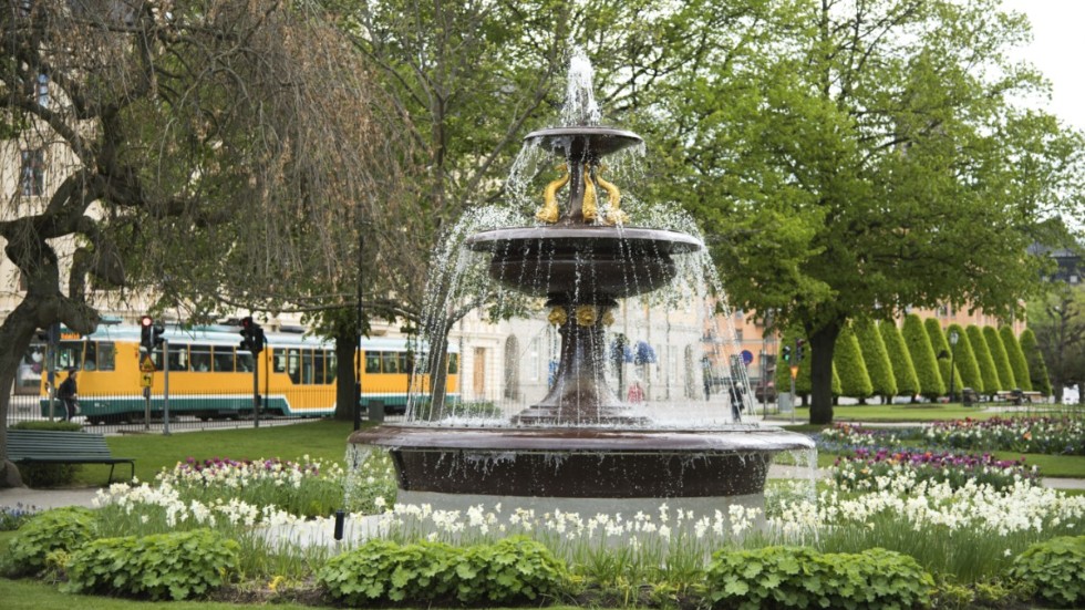 Visst vore det rimligt att de människor som uppbär försörjningsstöd också bidrog till sköta våra parker och andra yttermiljöer medan de också söker annan sysselsättning som kan bryta deras bidragsberoende, skriver debattören.