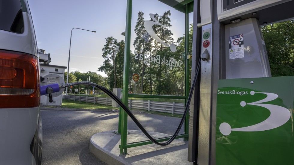 Östergötland ligger i framkant när det gäller produktion av förnybara drivmedel, med produktionsanläggningar för biodieseletanol och biogas, framhåller debattörerna.