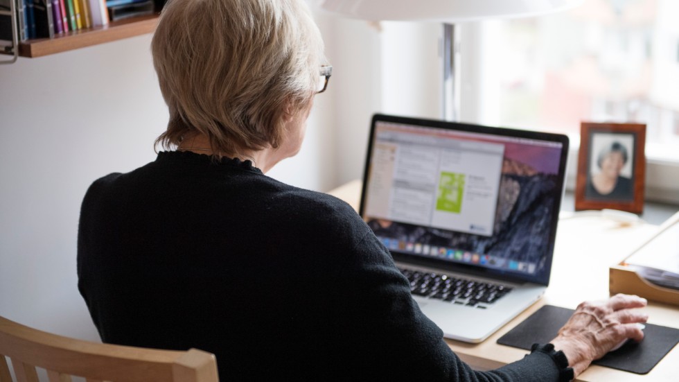 Hemkarantän. Många över 70 är uppkopplade till internet och kan hänga med i sociala medier, men inte alla.