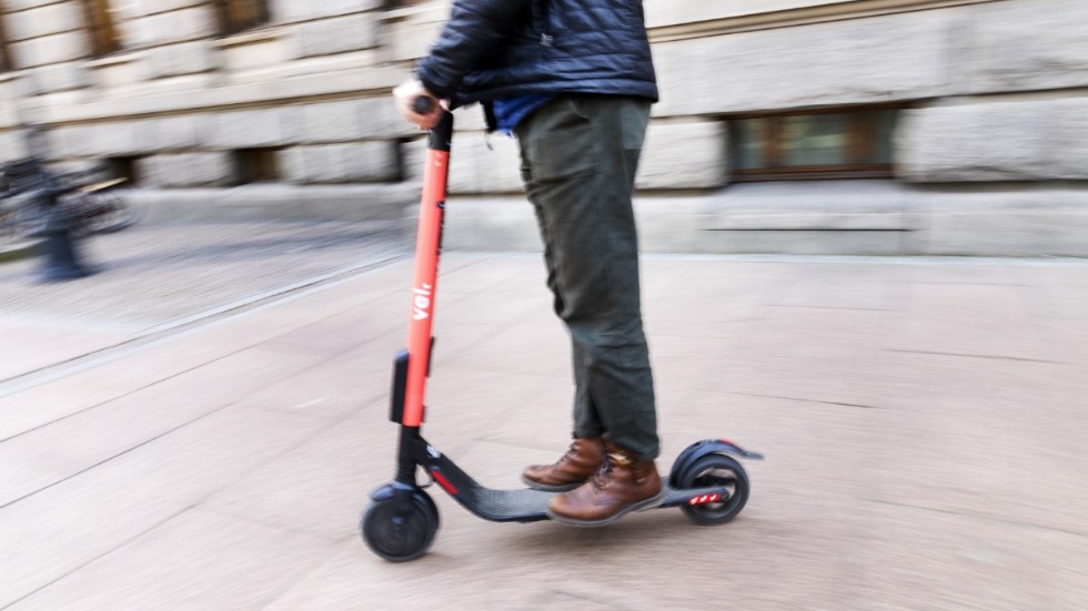 De två företag som fortfarande hyr ut elsparkcyklar i Stockholm är tyska Tier och svenska Voi. Arkivbild.