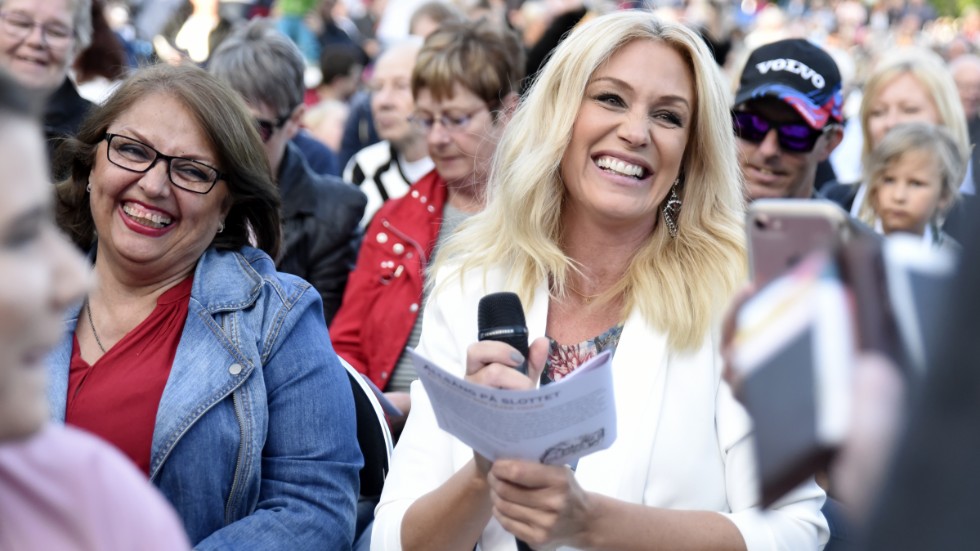 Jessica Andersson är en av stjärnorna som lett Allsång på slottet. Tanken var att årets Allsång på slottet skulle äga rum 5 juni. På grund av coronautbrottet ställs eventet in.