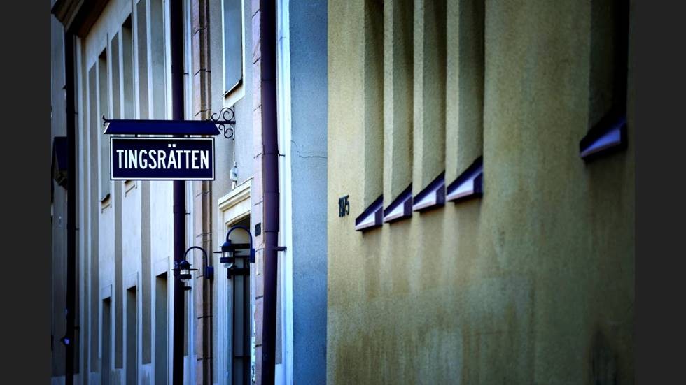 Åklagaren har begärt att tingsrätten ska häkta mannen.