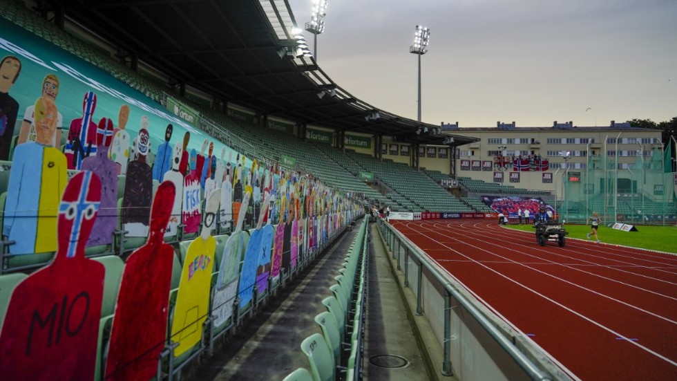 Pappfigurer har blivit vanligt förekommande under coronapandemin. Här exemplifierat under friidrottstävlingen på Bislett i Oslo i början av juni. Arkivbild.