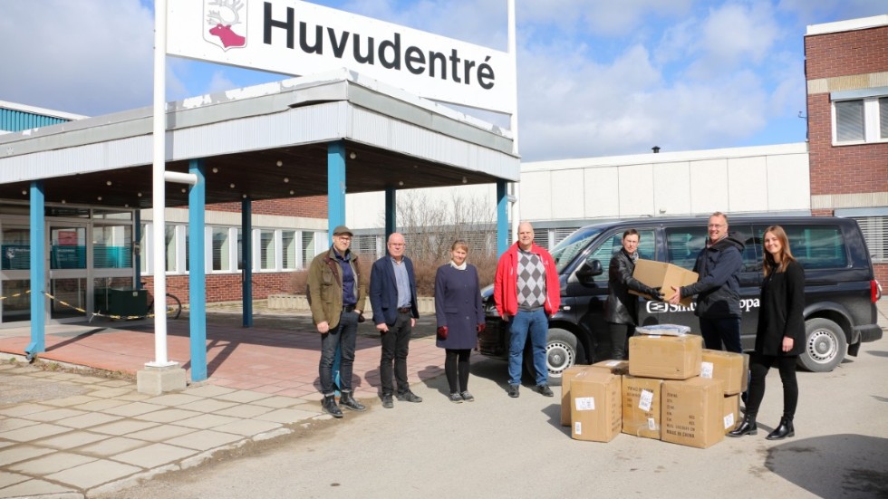 Personal från kommunen och Smurfit Kappa möttes på fredagen utanför stadshuset där 10 000 munskydd lämnades över till socialtjänsten.