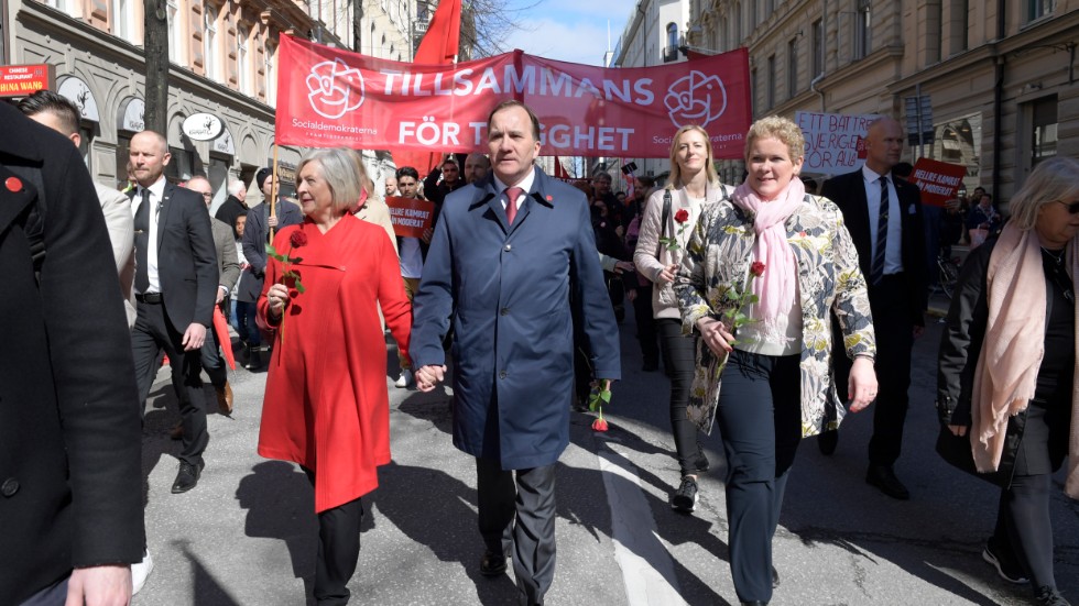 Socialdemokraternas partiordförande Stefan Löfven med hustrun Ulla Löfven (tv) går i första majtåg i Stockholm 2018. Arkivbild.