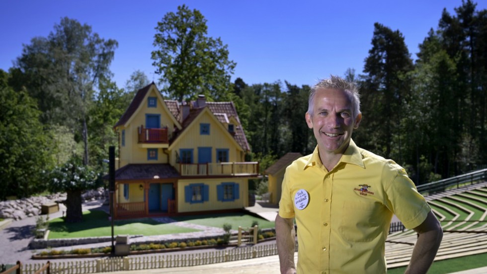 Vd:n Joacim Johansson utanför nya Villa Villekulla i temaparken Astrid Lindgrens värld. Inför premiären har man tvingats genomföra en rad restriktioner.
