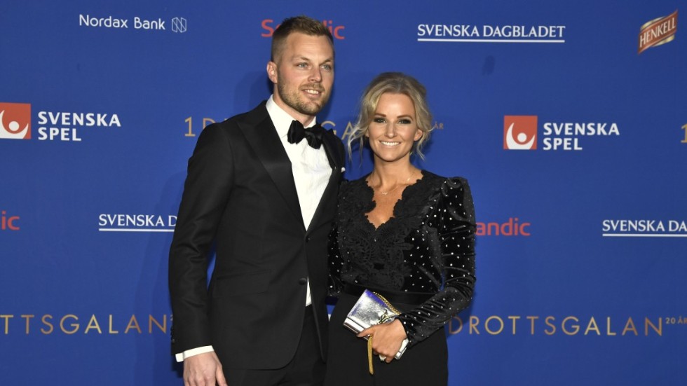 Sebastian och Tina Larsson ser till att vårdpersonal på Mälarsjukhuset i Eskilstuna får matlådor. Arkivbild.
