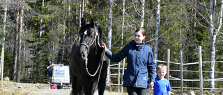 Alexandra och Robin krattar sin egen manege