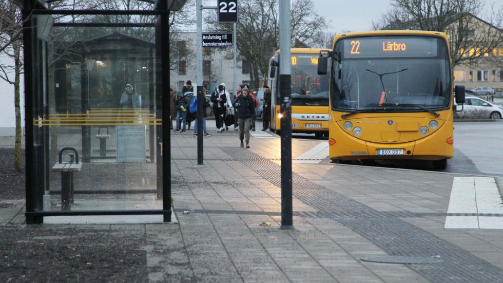 Landsbygdstrafikens och stadstrafikens tider när bussarna passerar busstationen ska göras om för att skapa bättre möjligheter att byta buss.