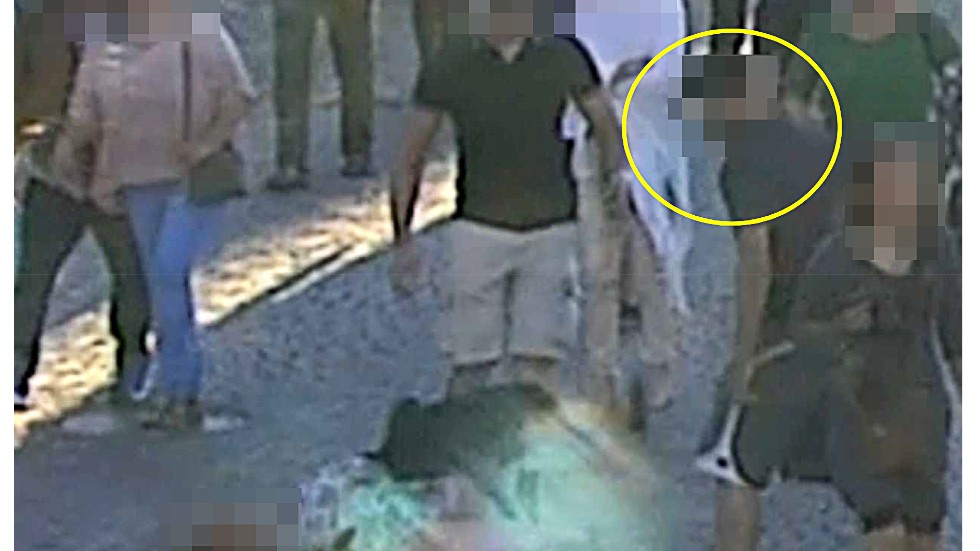 Bilden är tagen av Polisens övervakningskamera och visar den misstänkte, inringad, och målsägande, liggande på marken, strax efter misshandeln vid Österport.