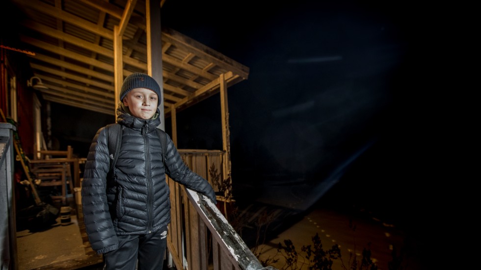 Oscar Hansson, 12 år, får från och med denna höst skolskjuts endast tre dagar i veckan hem från skolan. "Det är lite jobbigt när det är mörkt och kallt", säger han.