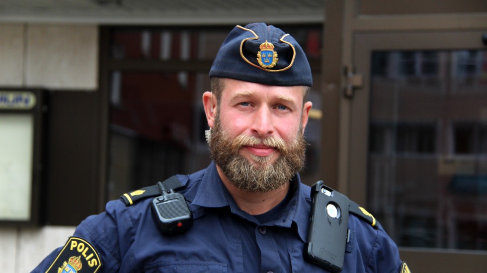 "Vi har många stora hamnar i vårt område", säger områdespolis Erik Johansson som vill varna för att det just nu är säsong för båtmotorstölder. 