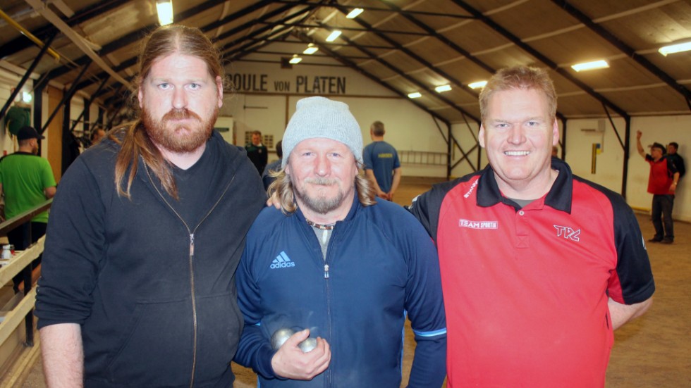 Motalabröderna Johan och Mikael Karlsson flankerar Stephan Zaklada efter att Tjust petanque vunnit Motalanatten i boule. 13 segrar på 15 matcher gav vinsten i maratontävlingen.
