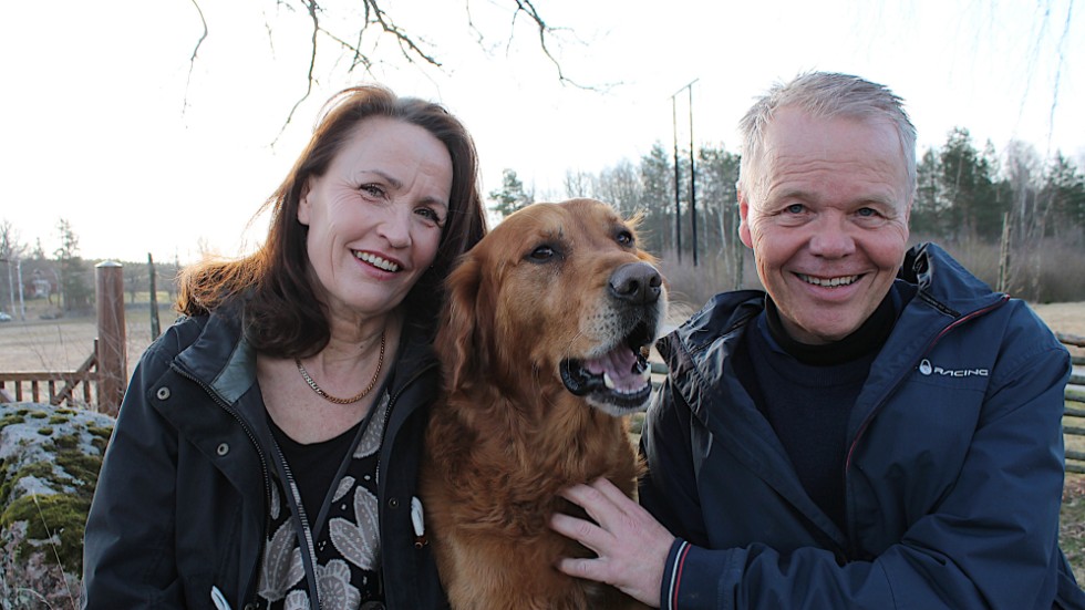 Woody i en miljö där han trivs allra bäst, utomhus och omgärdad av matte och husse, Anna och Clas Jensen.
