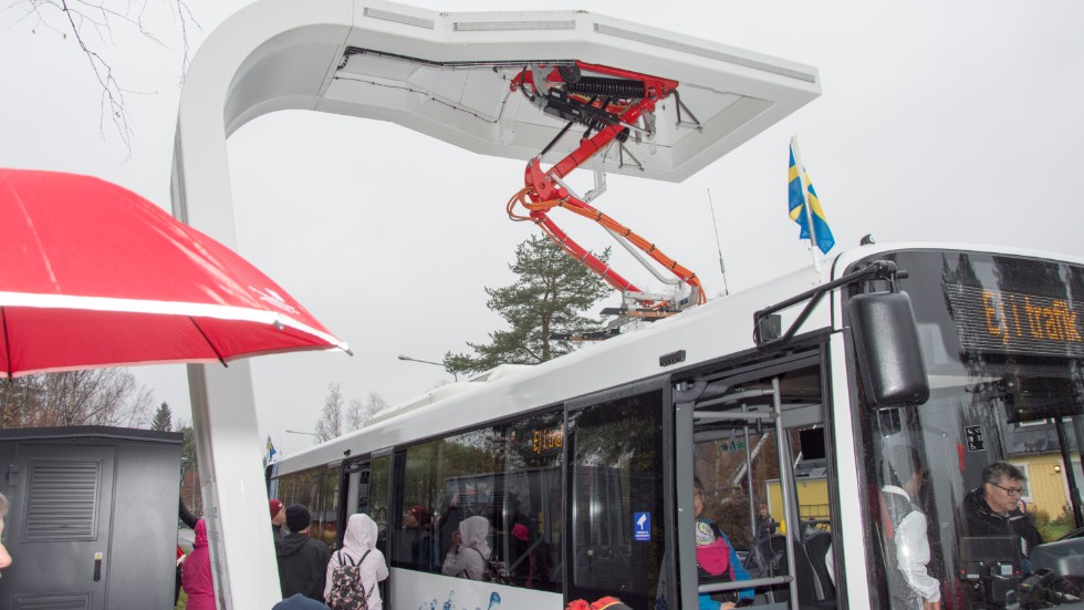 Europas nordligaste elbusslinje har snarare blivit en flopp. Båda laddstationerna är trasiga och LLT har tvingats besluta att ställa elbussarna över sommaren.