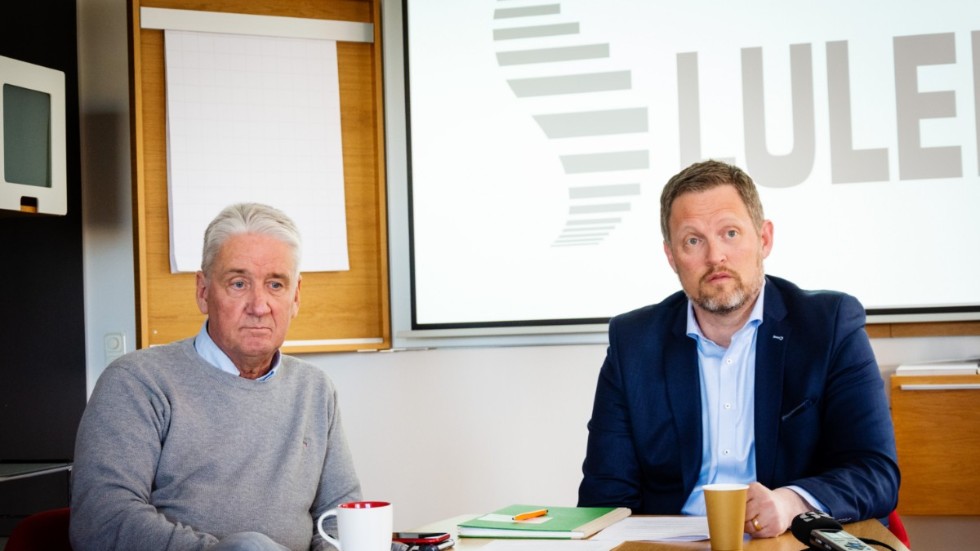Lulebos vd Erik Öhrling, här till höger om Lulebos ordförande Kent Ögren ger sin bild av situationen på Norra Strangatan 15 och 17 där de boende plågats av vägglöss i över ett år.