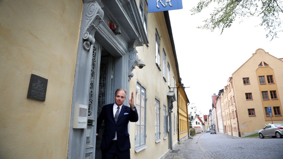 Gotlands landshövding Anders Flanking inviger den nya vandringsleden.