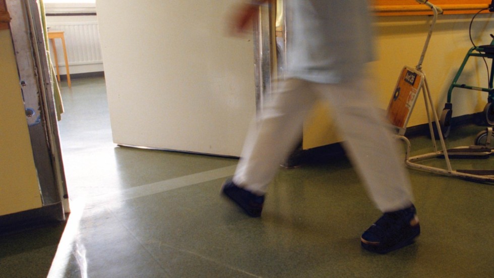 "Det måste finnas någon anställd som vågar ta bladet från munnen och till exempel säga att det är inte okej att gå ut och röka på arbetstid och i arbetskläder", skriver insändarskribenten. (Arkivbild)