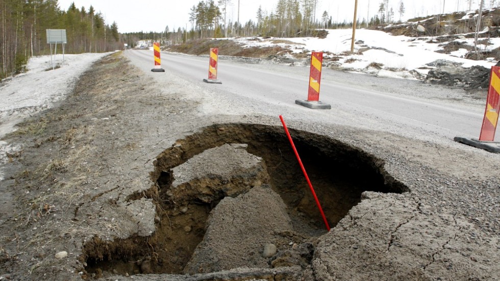 Trafikverkets personal har varit på plats under dagen och fyllt hålet med 0-90-grus och testat vägbanan med slaghammare för att se så att vägen är säker att köra på.