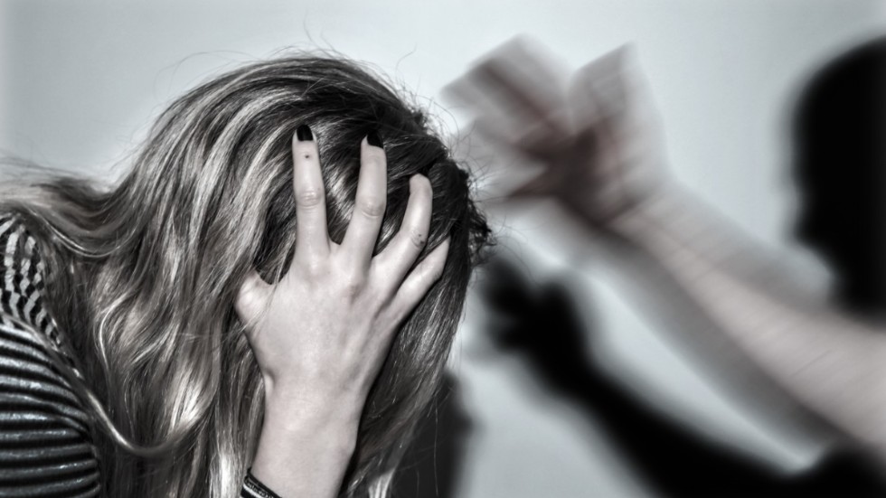 Mamman blev misshandlad och dödshotad av sin 20-årige son. (Bilden är arrangerad).