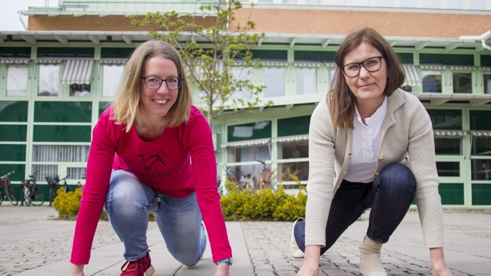 Motala kommuns elevhälsochef Malin Öhman och biträdande elevhälsochef Gunilla Ström Nässjander ligger i startgroparna inför starten av aktivitetsutmaningen för elevhälsans personal.