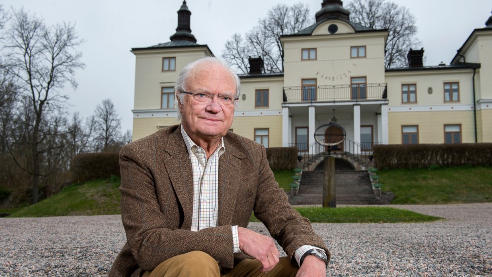 Carl XVI Gustaf utanför Stenhammar slott i Flen.
