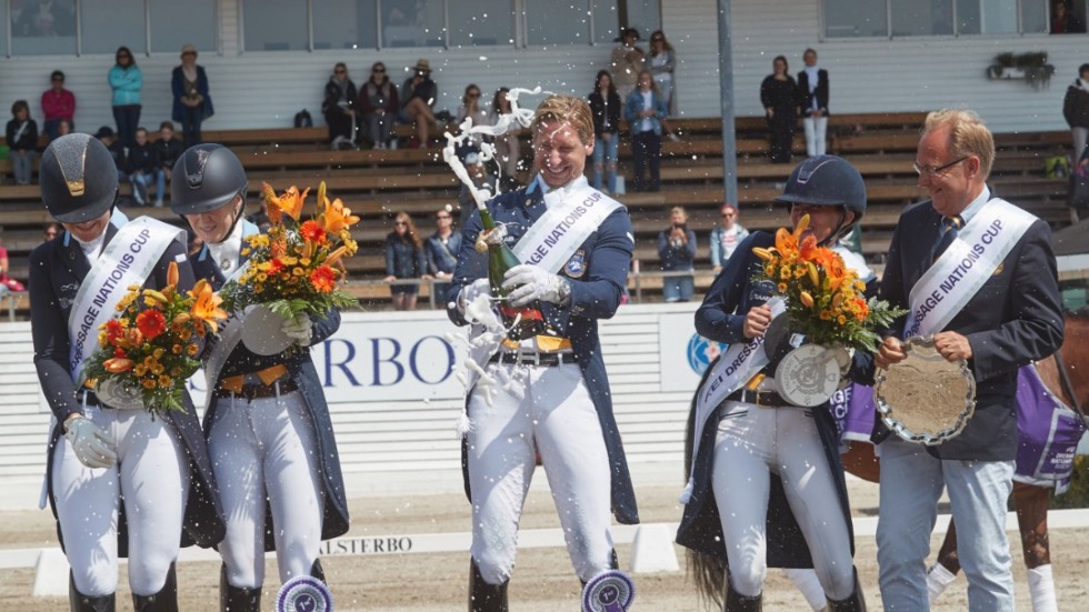 Det svenska laget firar segern i Nations Cup i Falsterbo i somras. Årets lagtävling ställs in på grund av coronapandemin. Arkivbild.