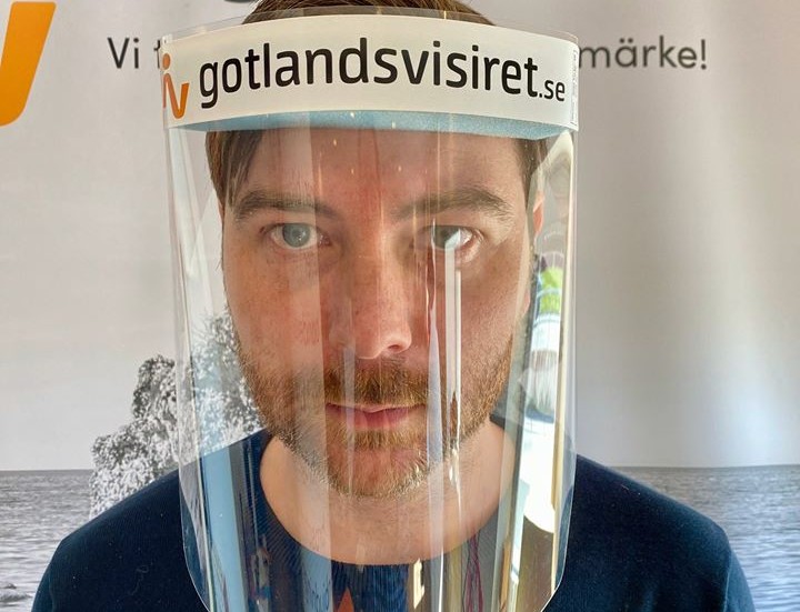 Det gotländska företaget Ivisby tryckeri AB får förlängt avtal med regionen att leverera skyddsvisir till vården.