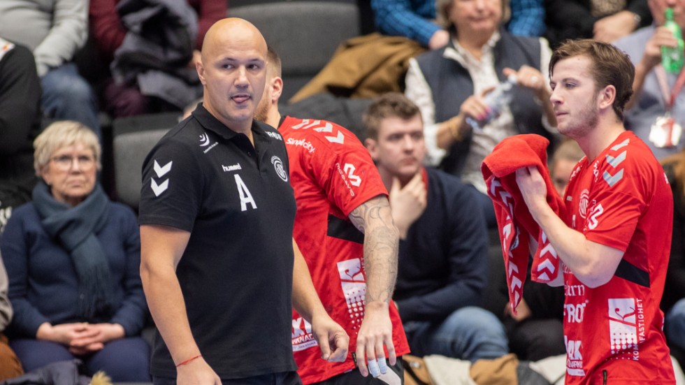 Guiftränaren Zoran Roganovic var inte nöjd med domarinsatsen efter förlusten mot Sävehof. Arkivbild.