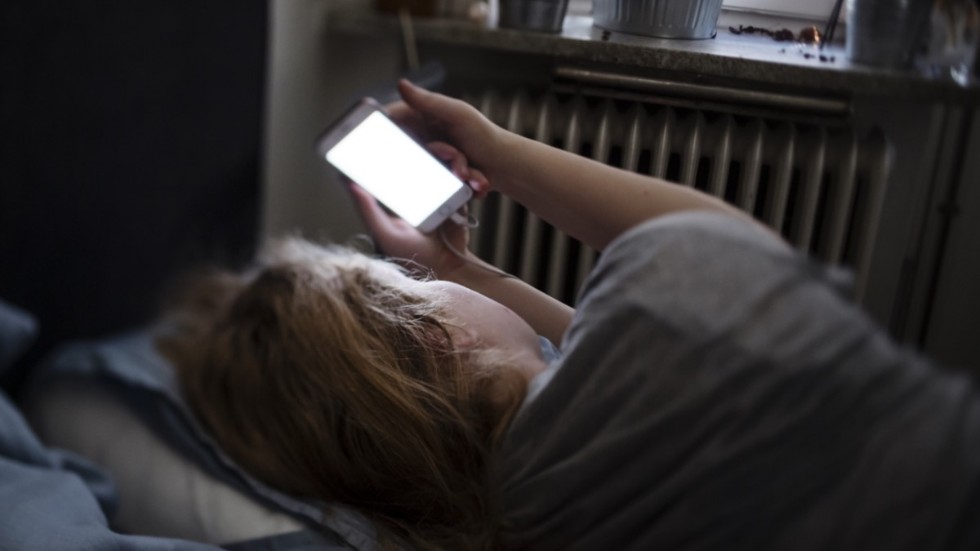 Fler svenskar somnar genom att konsumera kultur på sina mobiler. En följd av digitaliseringen i samhället enligt forskare. 