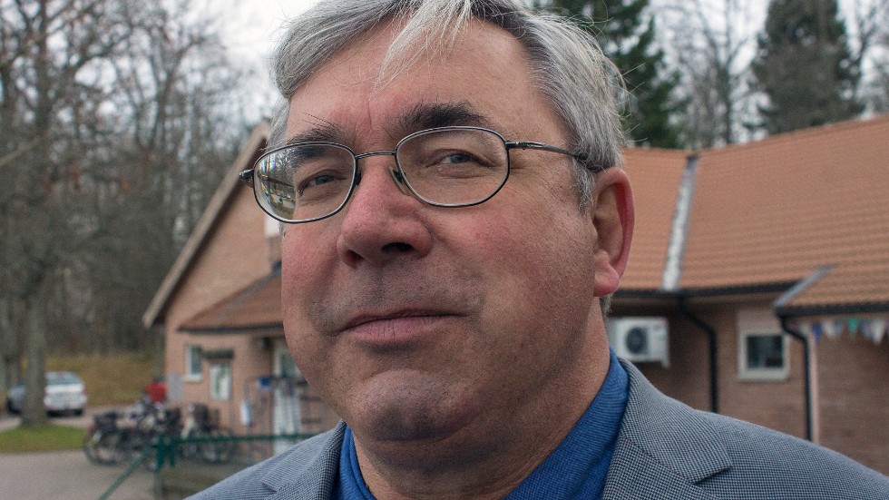Peter Karlberg (V) beskriver relationen till S som försiktigt avvaktande.